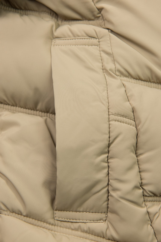 Světle béžová zimní bunda s páskem a kožešinou