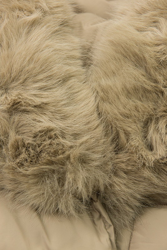 Světle béžová zimní bunda s páskem a kožešinou