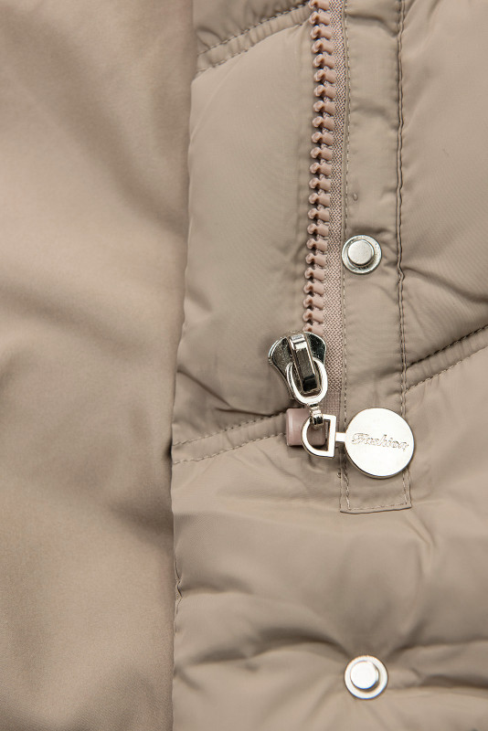 Tmavě béžová zimní bunda s páskem a kožešinou