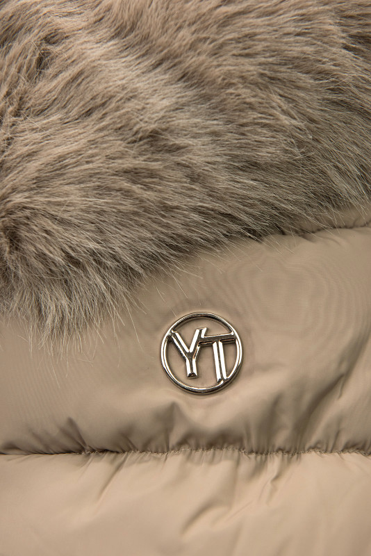 Tmavě béžová zimní bunda s páskem a kožešinou