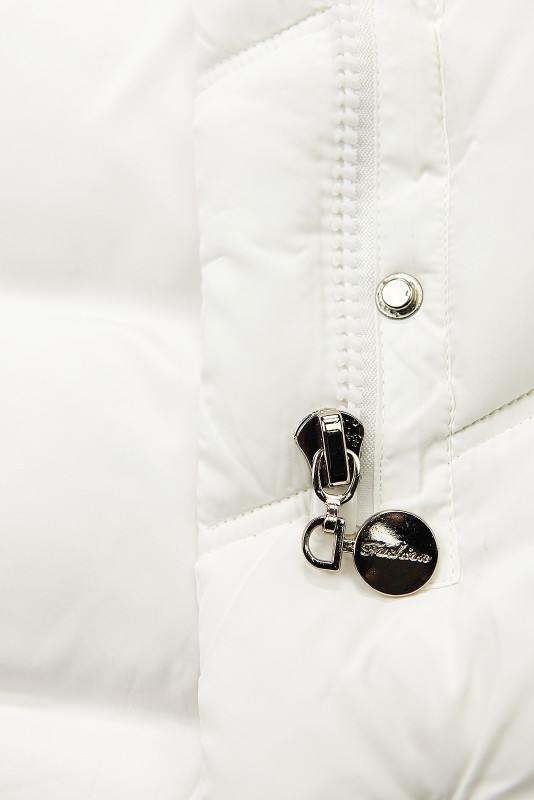 Bílá zimní bunda s páskem a kožešinou
