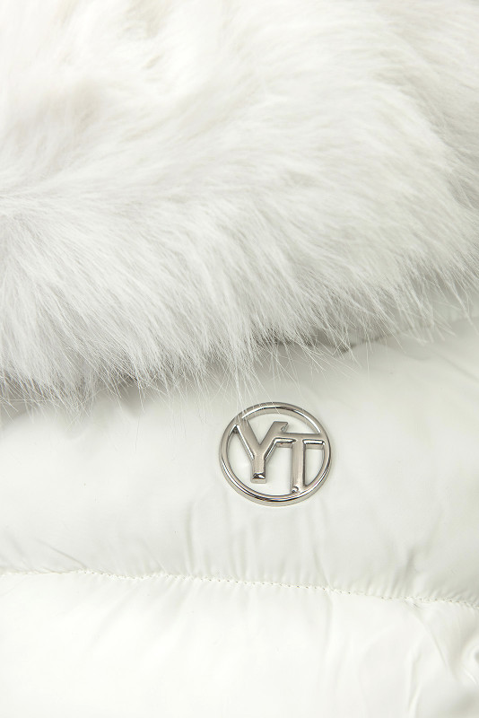 Bílá zimní bunda s páskem a kožešinou