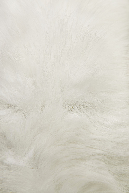 Bílá zimní bunda s páskem a kožešinou