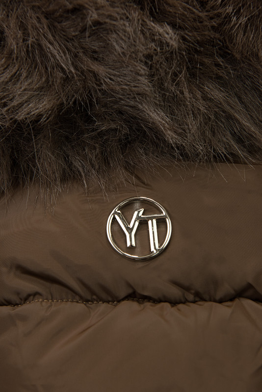 Čokoládově hnědá zimní bunda s páskem a kožešinou