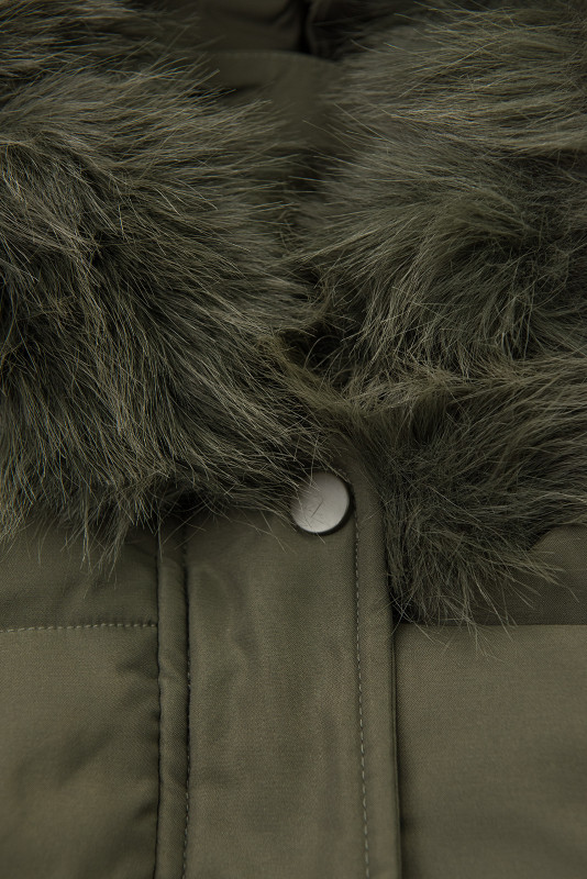 Zimní bunda s odepínací umělou kožešinou tmavě zelená
