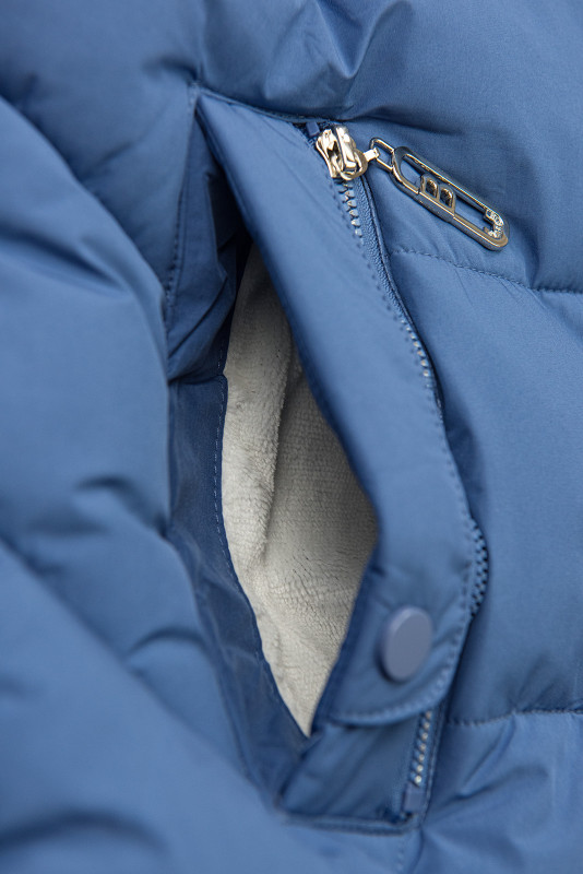 Modrá zimní prošívaná bunda s kožešinou