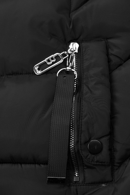 Černá zimní prošívaná bunda s kožešinou