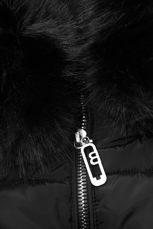 Černá zimní prošívaná bunda s kožešinou