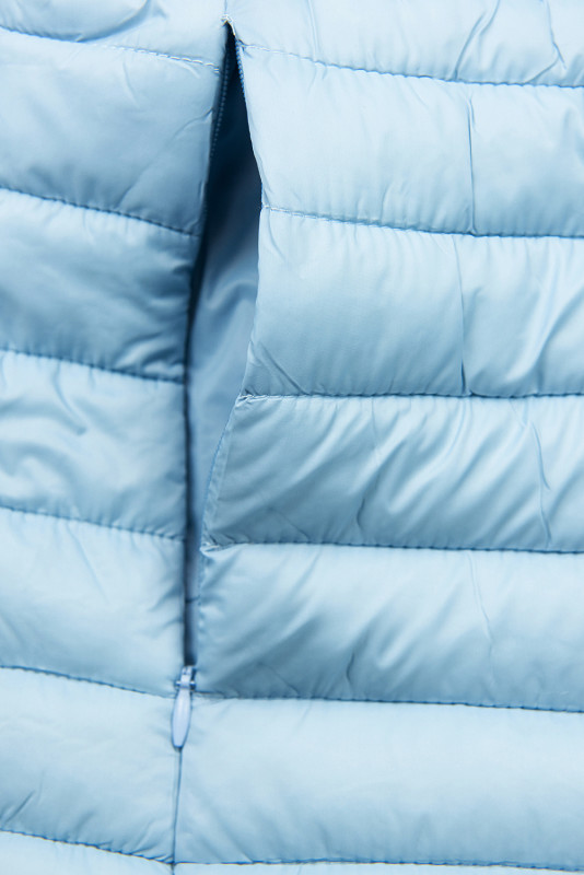 Světle modrá bunda s elastickým pasem