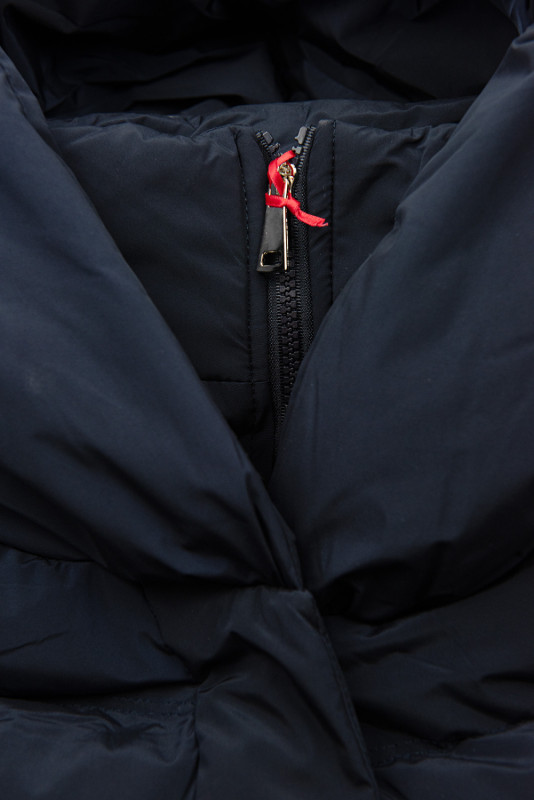 Tmavě modrá zimní vesta s kapucí