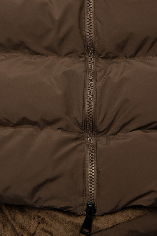 Hnědá dlouhá prošívaná vesta