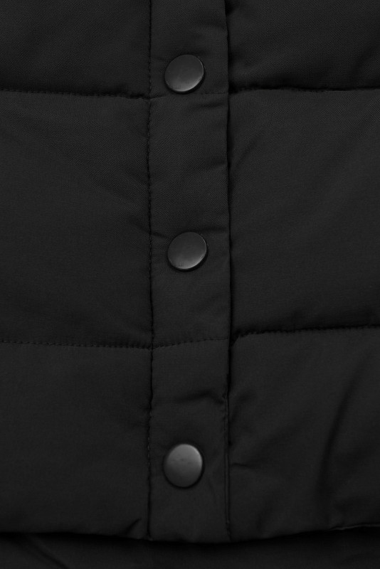 Černá prošívaná zimní bunda v prodlouženém střihu