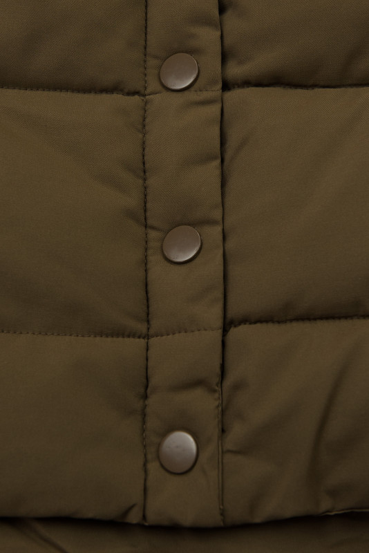 Hnědá prošívaná zimní bunda v prodlouženém střihu