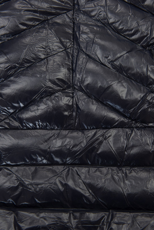 Tmavě modrá/béžová lesklá bunda s páskem