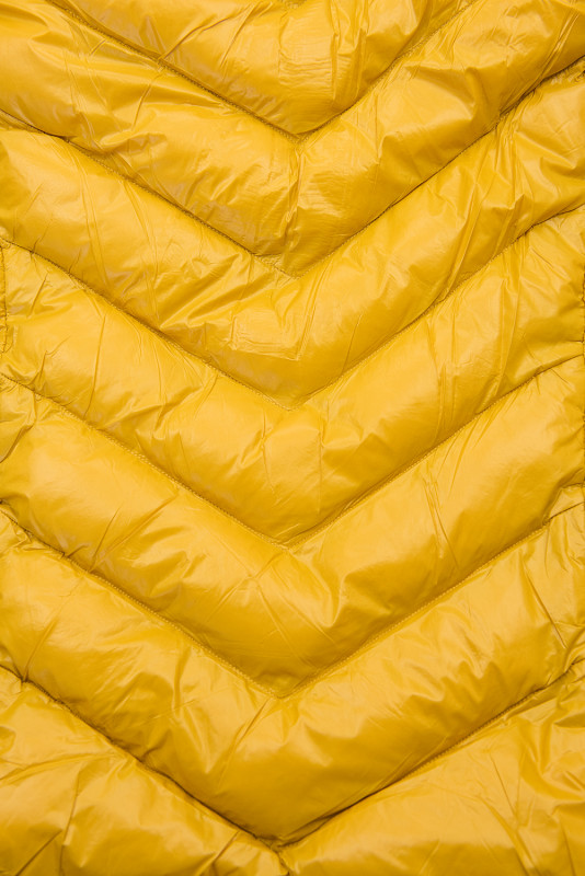 Žlutá zimní krátká bunda s hnědou kožešinou