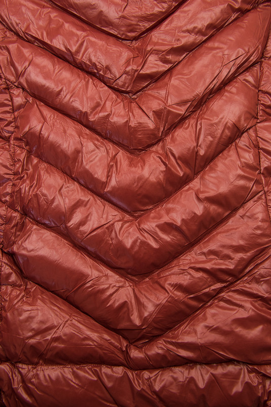 Cihlově hnědá zimní krátká bunda s černou kožešinou