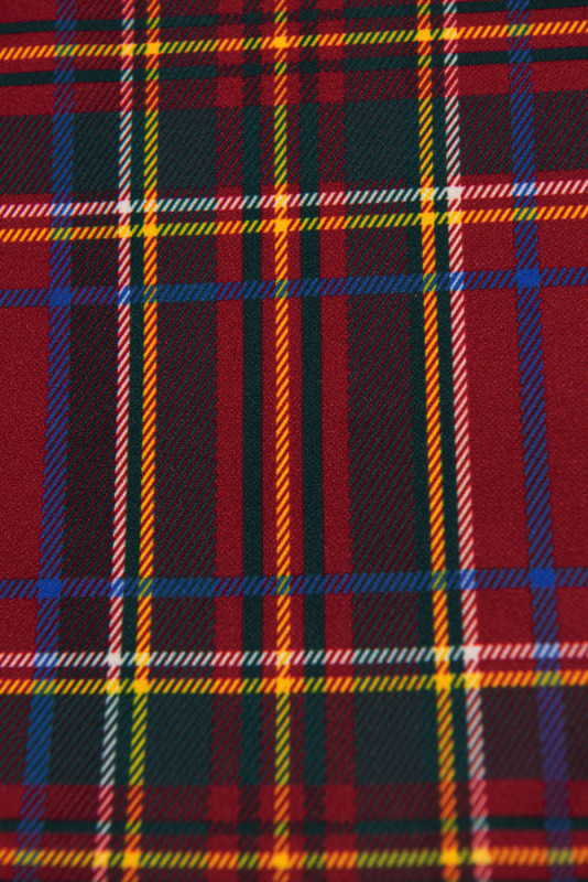 Červené kárované šaty s volánem