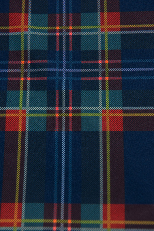 Tmavě modré kárované šaty s volánem