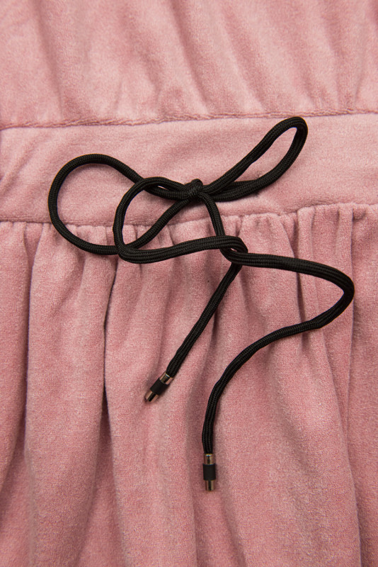 Světle růžové krátké šaty s krajkou