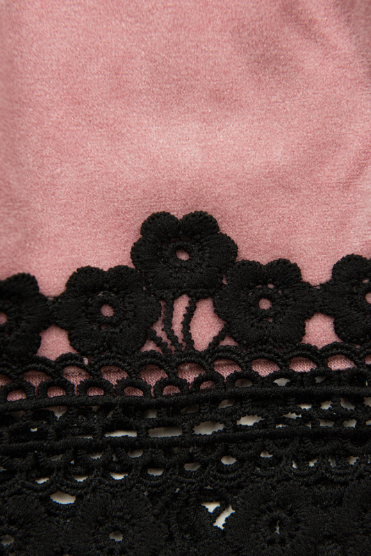 Světle růžové krátké šaty s krajkou