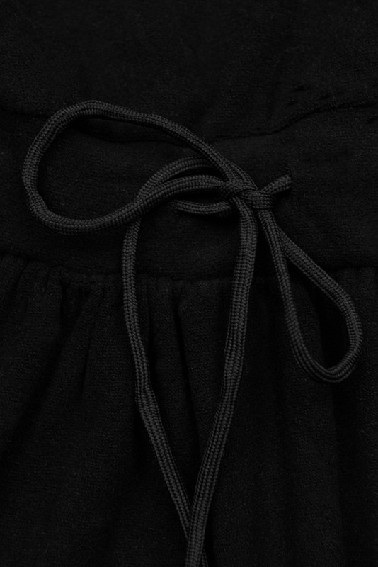 Černé krátké šaty s krajkou