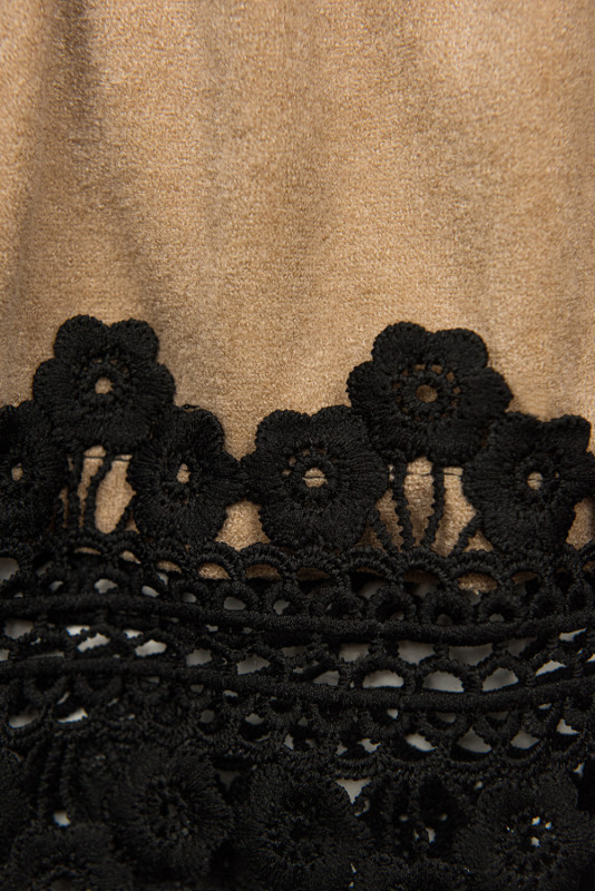 Světle hnědé krátké šaty s krajkou