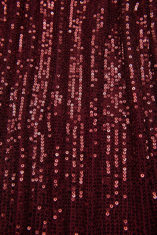 Vínově červené šaty s flitry