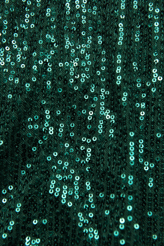 Smaragdově zelené šaty s flitry