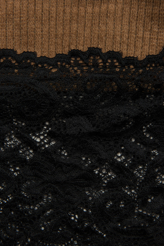 Hnědé šaty s krajkou