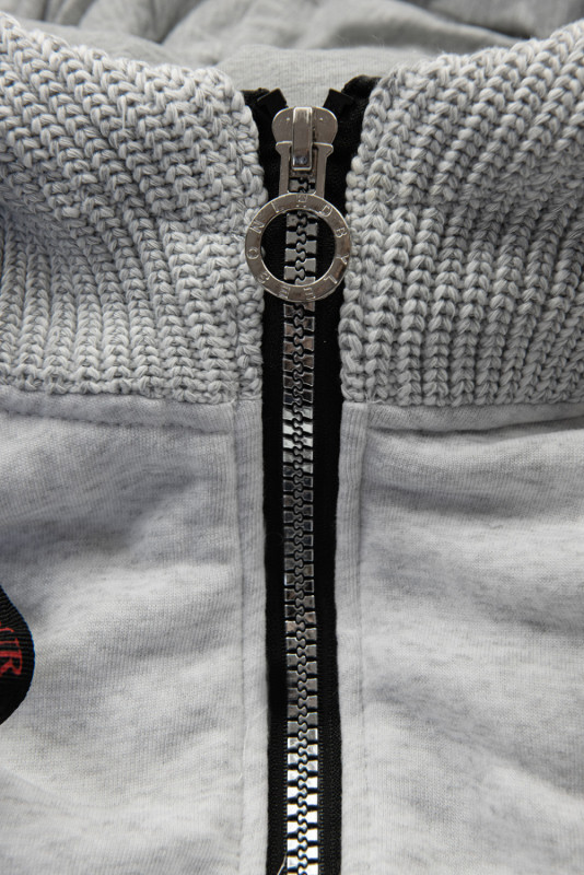 Šedá mikina se šedou pletenou kapucí