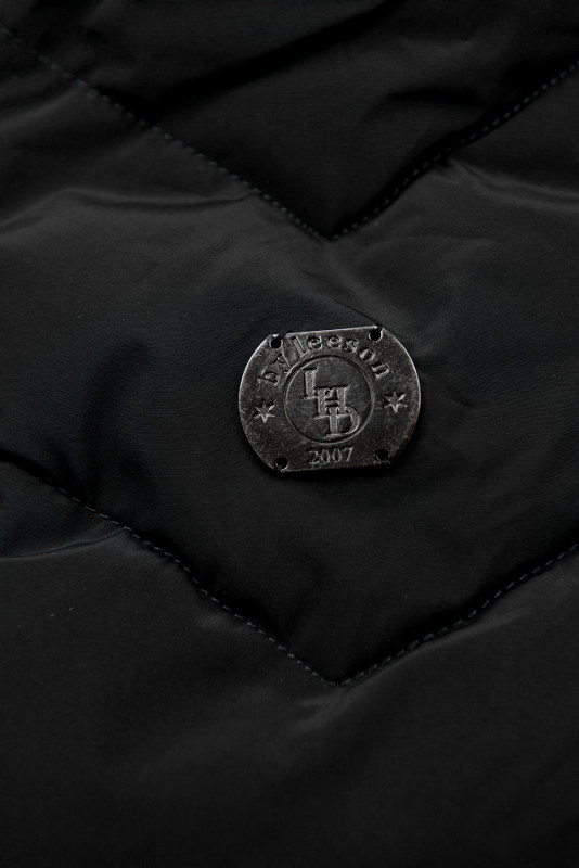 Černá prošívaná zimní bunda s odnímatelnou kapucí