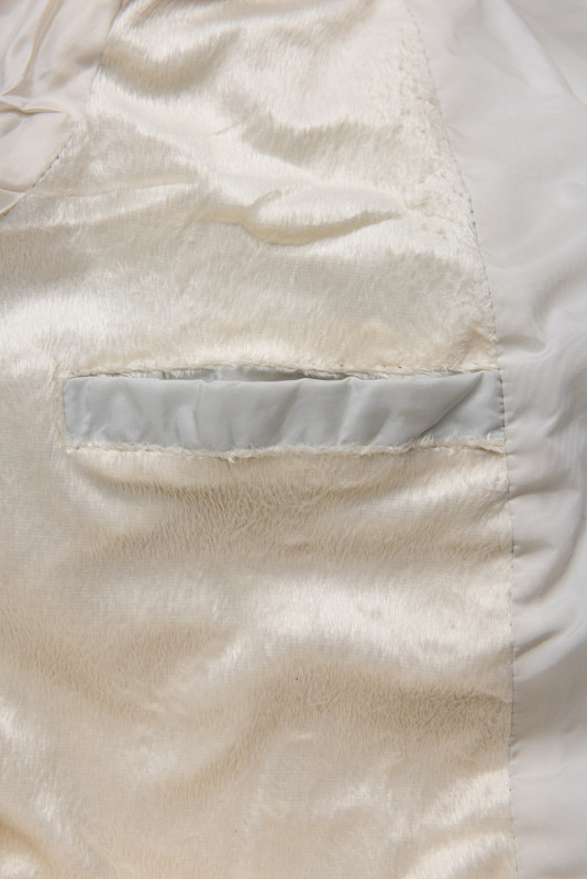 Bílá zimní bunda v prošívaném designu