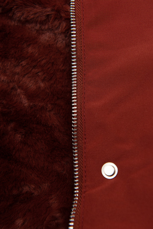 Červenohnědá parka s plyšem a kožešinou
