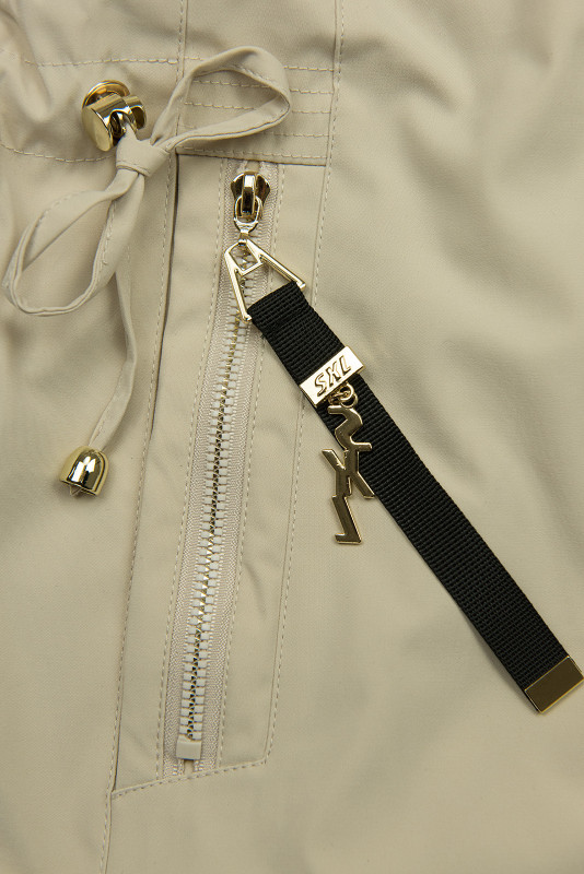 Béžová parka se zlatými detaily