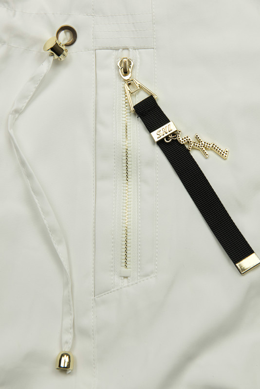 Bílá parka se zlatými detaily
