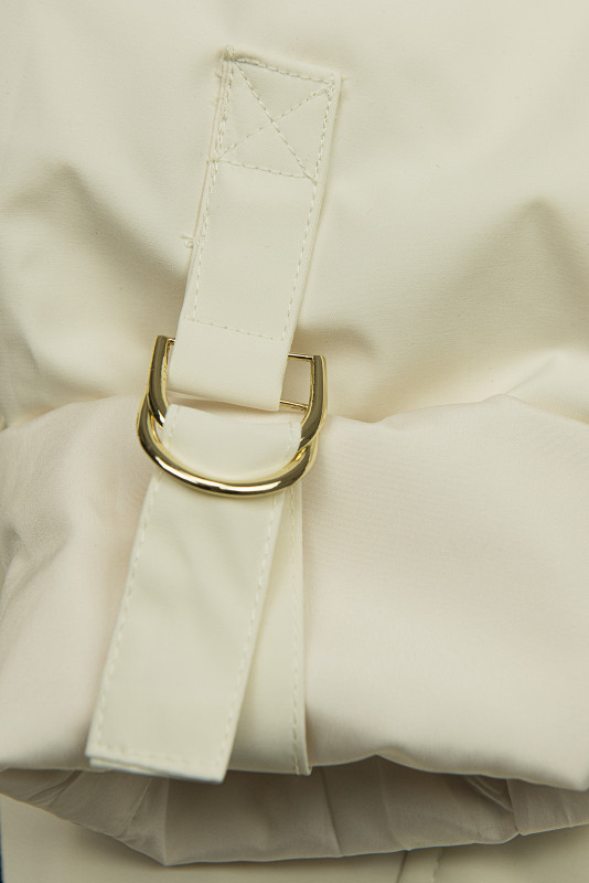 Krémová parka se zlatými detaily