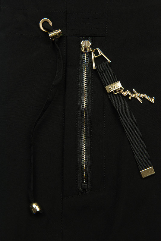 Černá parka se zlatými detaily