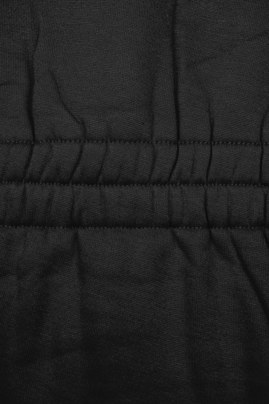 Černá mikina s tvarovaným pasem