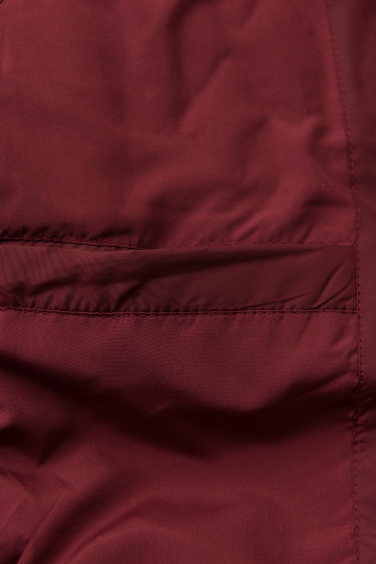 Vínově červená prošívaná bunda s páskem