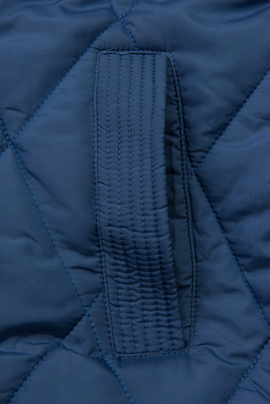 Modrá prošívaná bunda s páskem