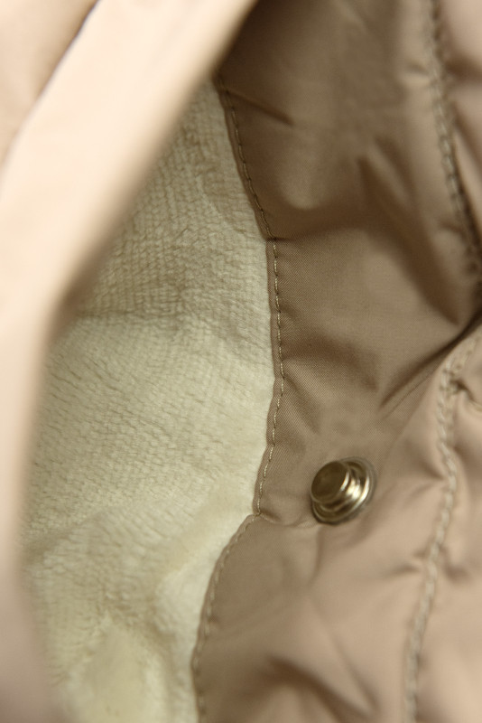 Béžová zimní bunda s páskem