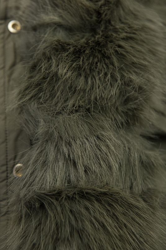 Khaki zimní bunda s kožešinou