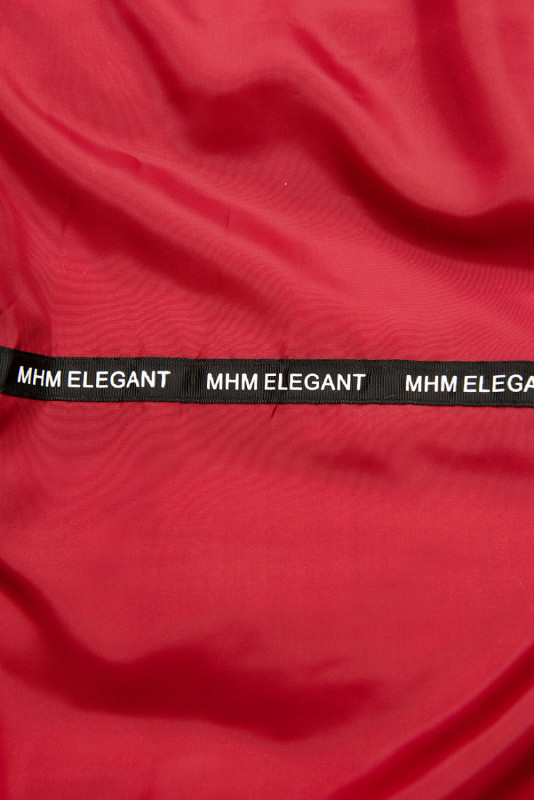 Červená prošívaná bunda v parku střihu