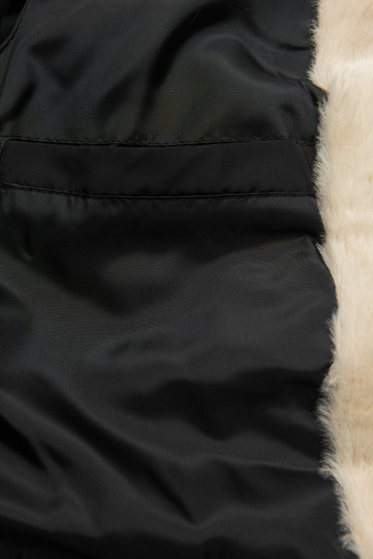 Černá prošívaná bunda v parka střihu