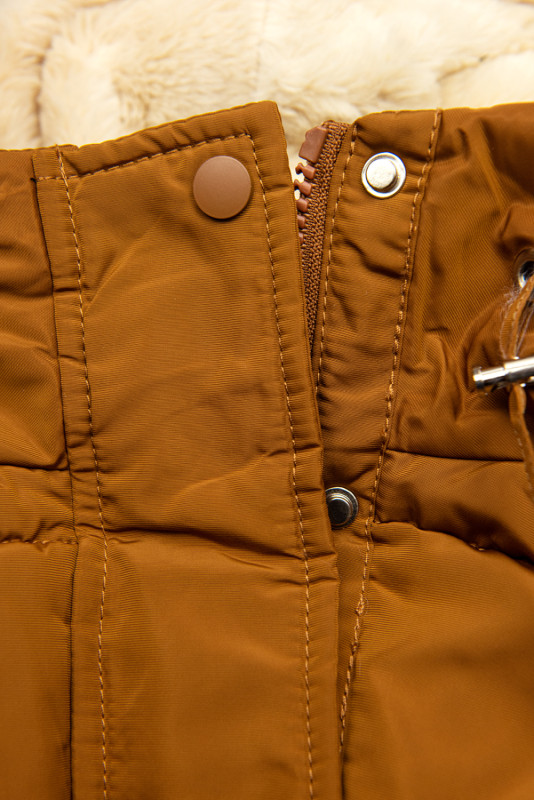 Karamelově hnědá prošívaná bunda v parka střihu