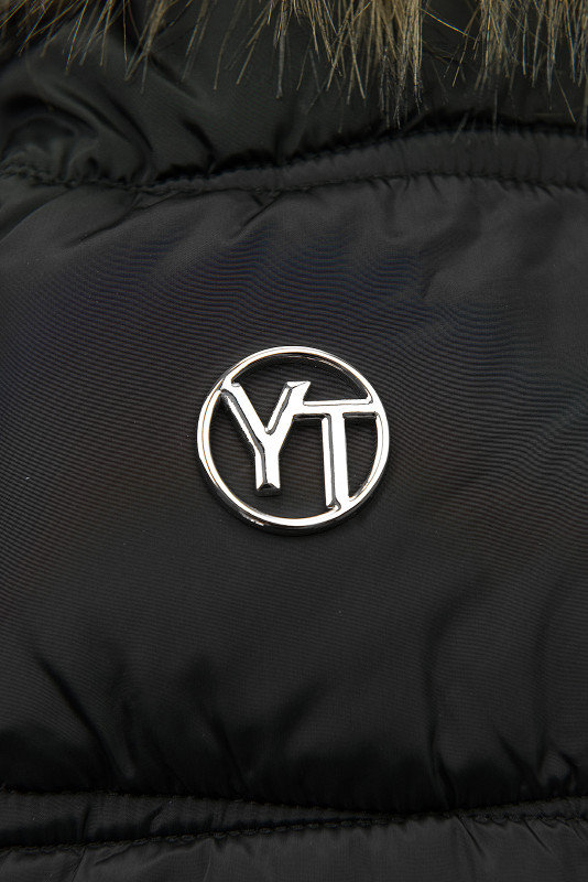 Černá zimní bunda s kožešinou a páskem