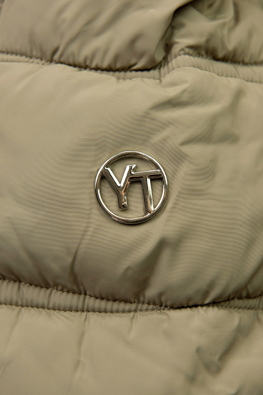 Světle hnědá zimní bunda s kožešinou a páskem