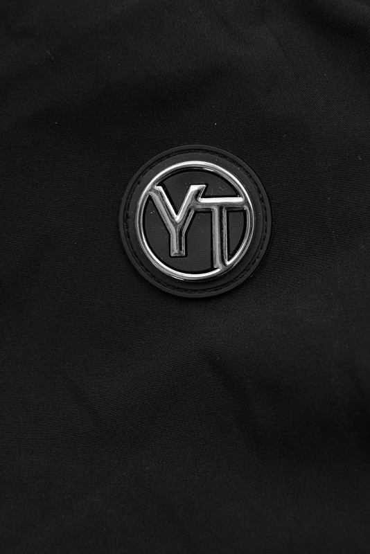 Černá jarní parka s velkou kapucí