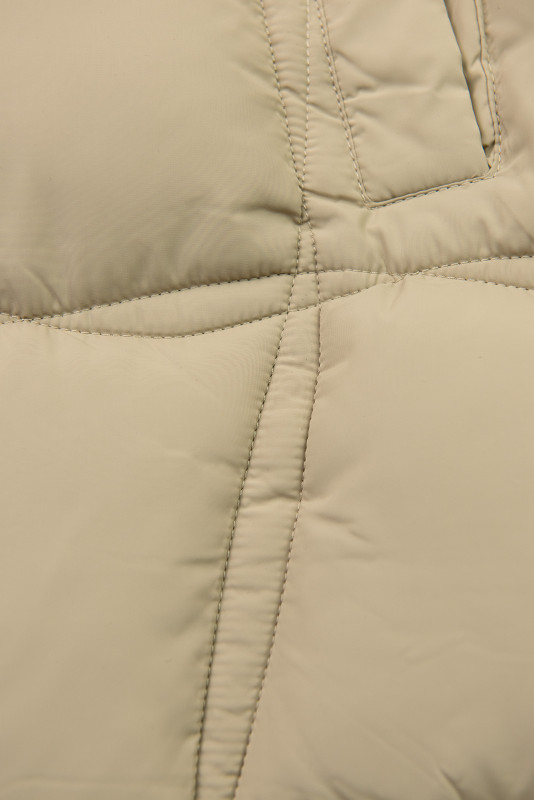 Béžová zimní bunda s kožešinou a páskem