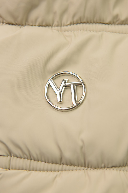 Béžová zimní bunda s kožešinou a páskem